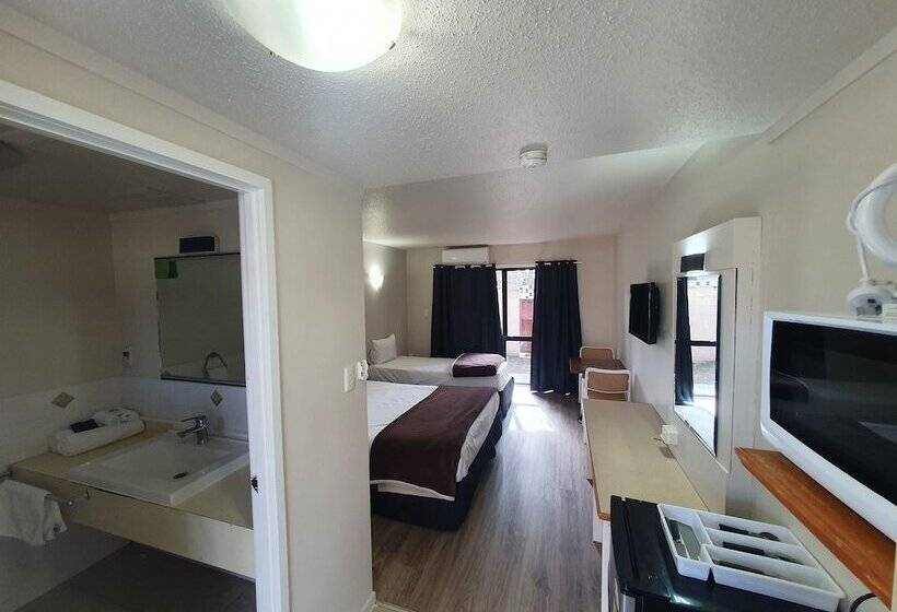 스탠다드 스튜디오, Ascot Epsom Motel