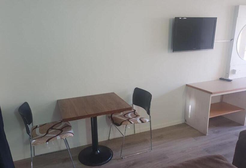 스탠다드 스튜디오, Ascot Epsom Motel