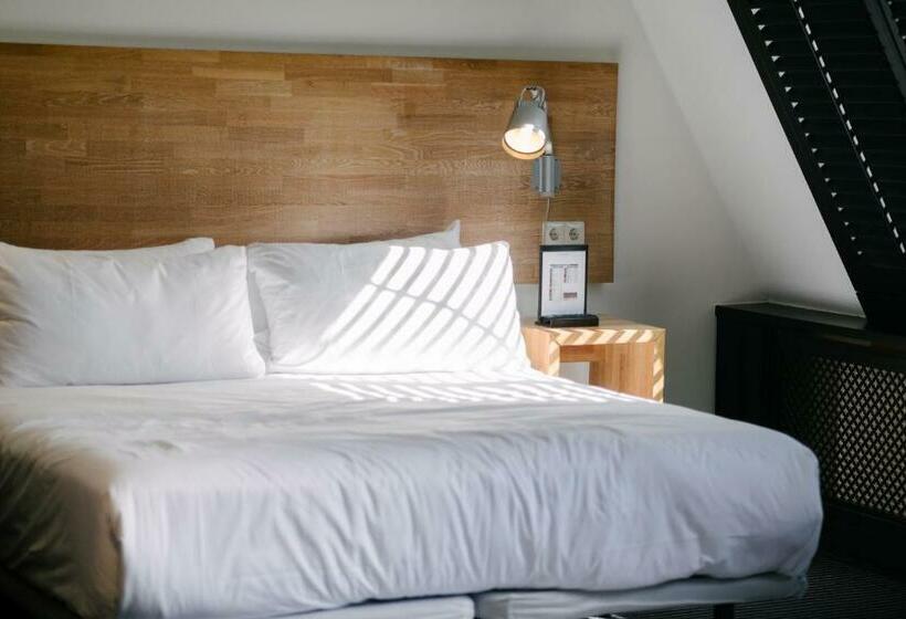 جناح جونيور, Catalonia Vondel Amsterdam