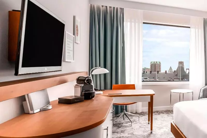 اتاق اجرایی با تخت بزرگ, Hilton Rotterdam
