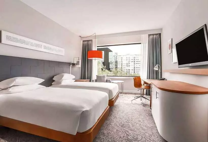 اتاق خانوادگی تودرتو, Hilton Rotterdam