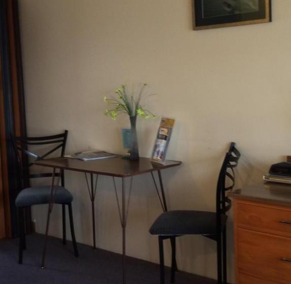 استودیوی استاندارد, Aaa Marlin Motel