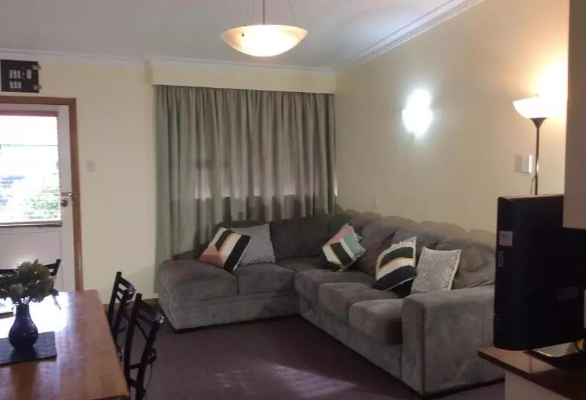 سوئیت 2 خوابه, Aaa Marlin Motel