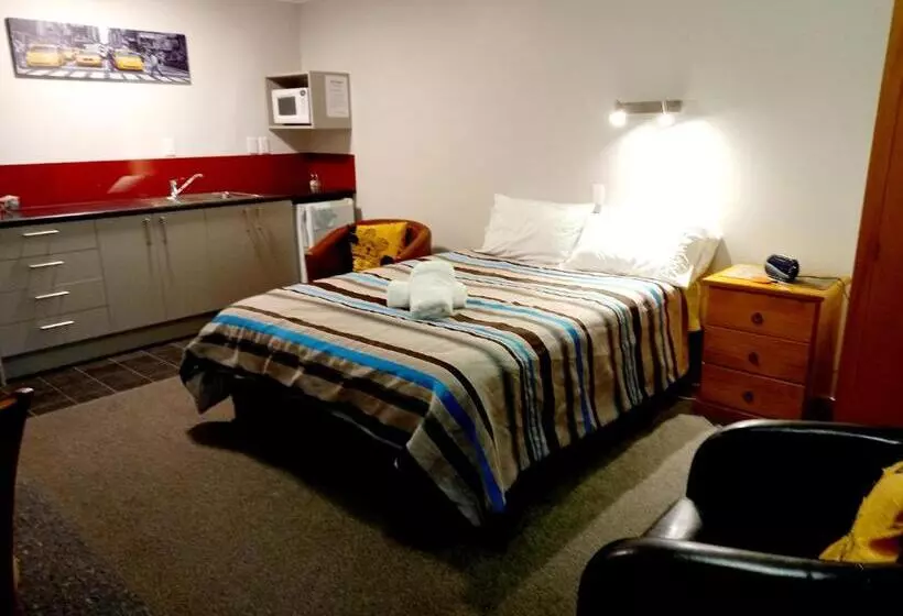 Standard-studio, Academy Lodge Motel