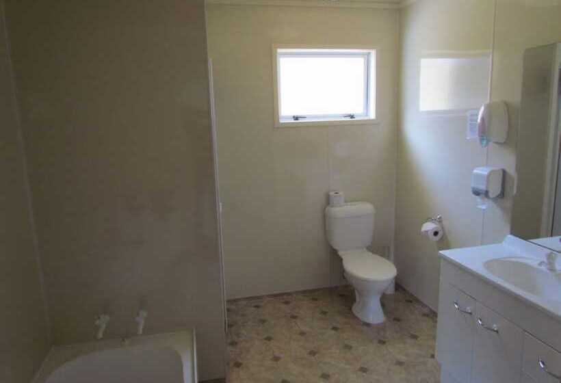 דירת שני חדרים, Amber Court Motel