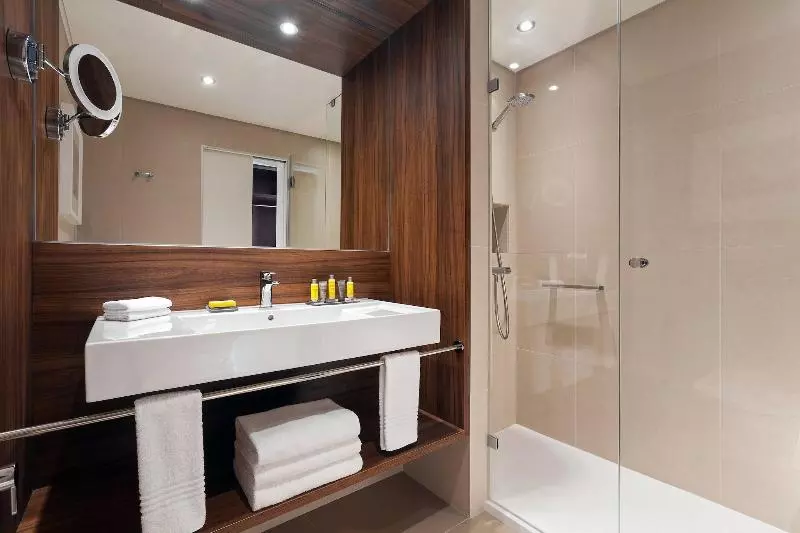 اتاق سوپریور با چشم‌انداز استخر, Lisbon Marriott