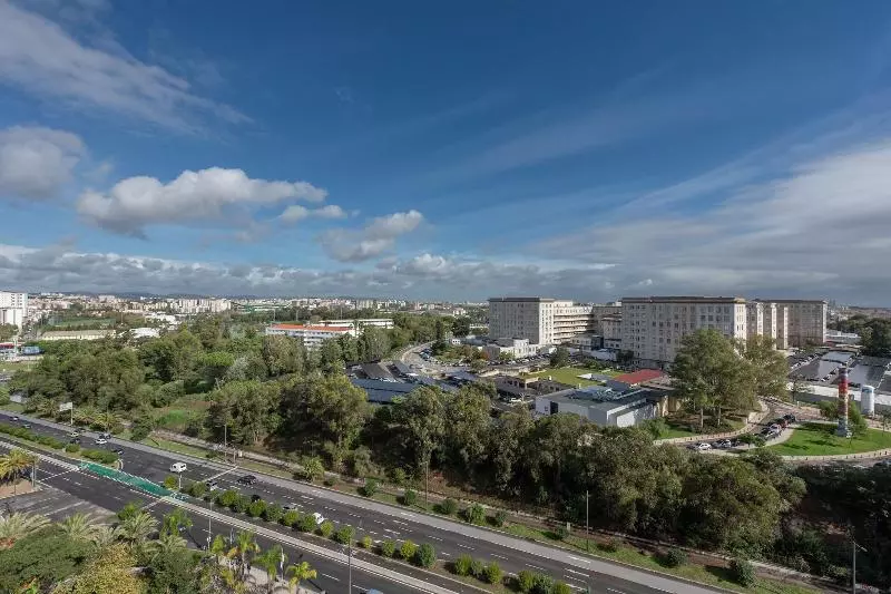 اتاق سوپریور با چشم‌انداز استخر, Lisbon Marriott