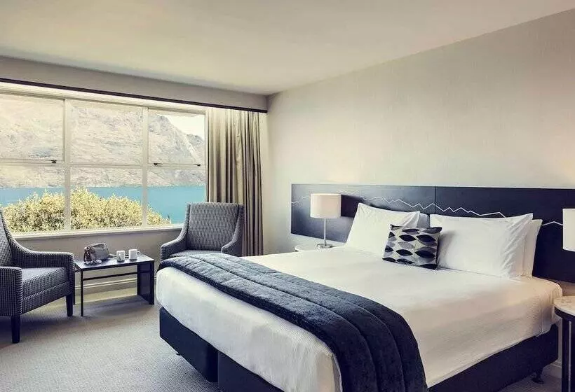 Superior room with lake view, Mercure Queenstown Resort