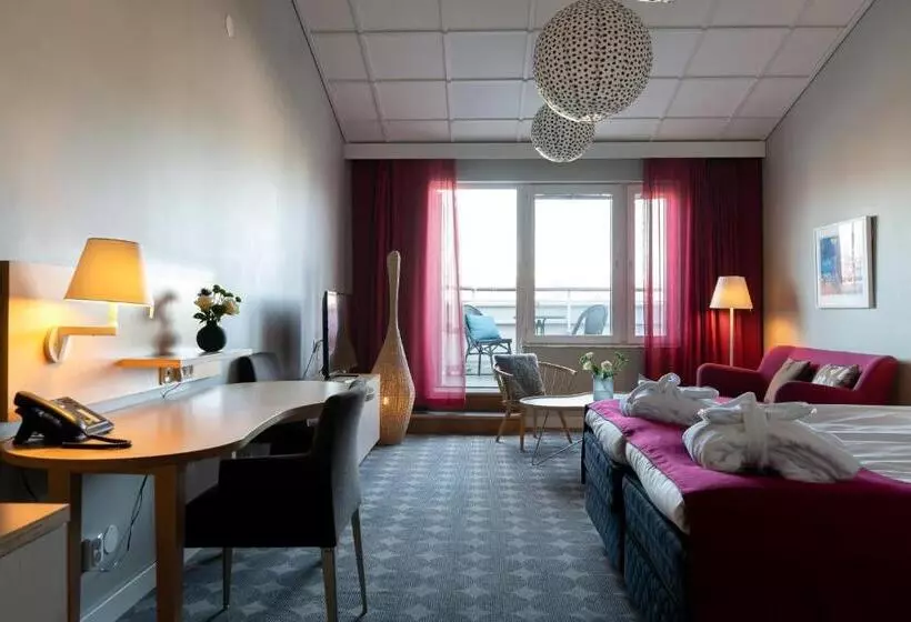 سوییت جونیور با چشمانداز شهر, Elite Hotel Marina Plaza