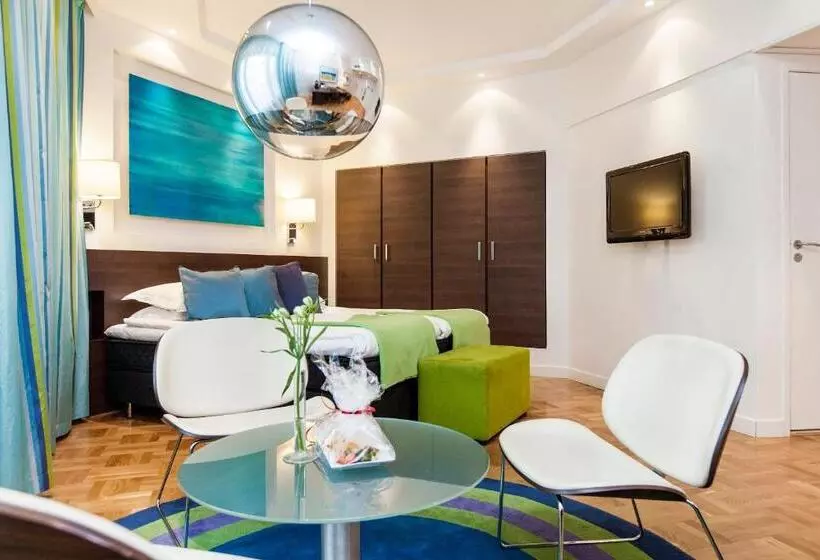 سوییت جونیور با چشمانداز شهر, Elite Hotel Marina Plaza