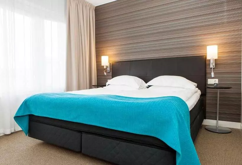 سوییت جونیور با چشمانداز شهر, Elite Hotel Marina Plaza
