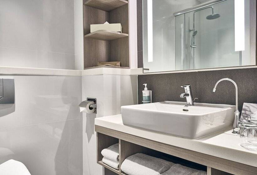 Perhehuone, Novotel Singapore On Kitchener