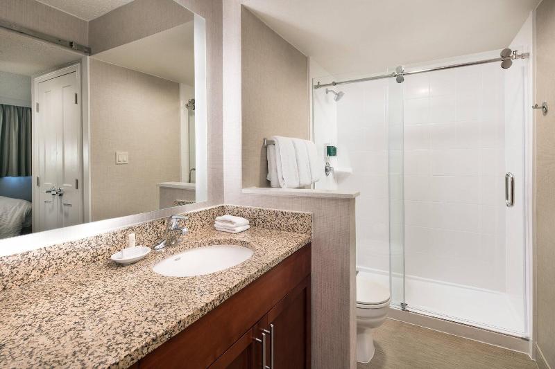 Perhehuone, Novotel Singapore On Kitchener