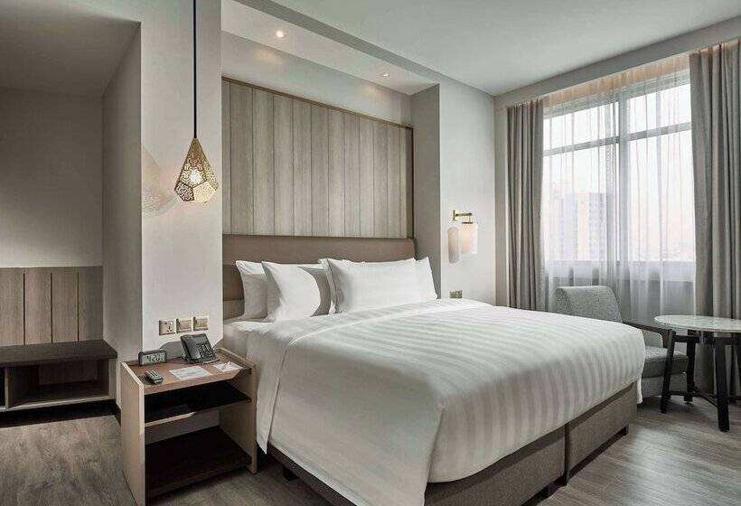 Perhehuone, Novotel Singapore On Kitchener