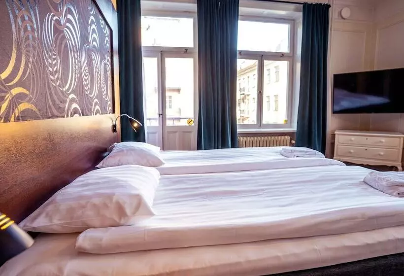 اتاق استاندارد سه نفره, Queen S Hotel By First Hotels
