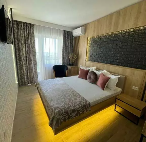 Quarto Estandar Vista Mar Lateral, Tomis
