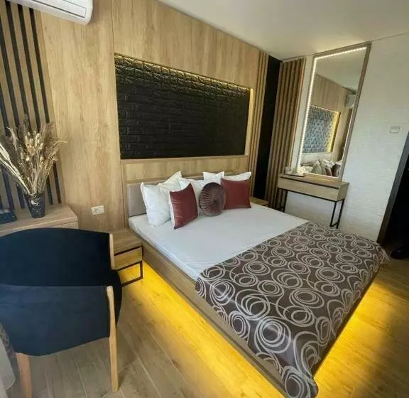 Quarto Estandar Vista Mar Lateral, Tomis