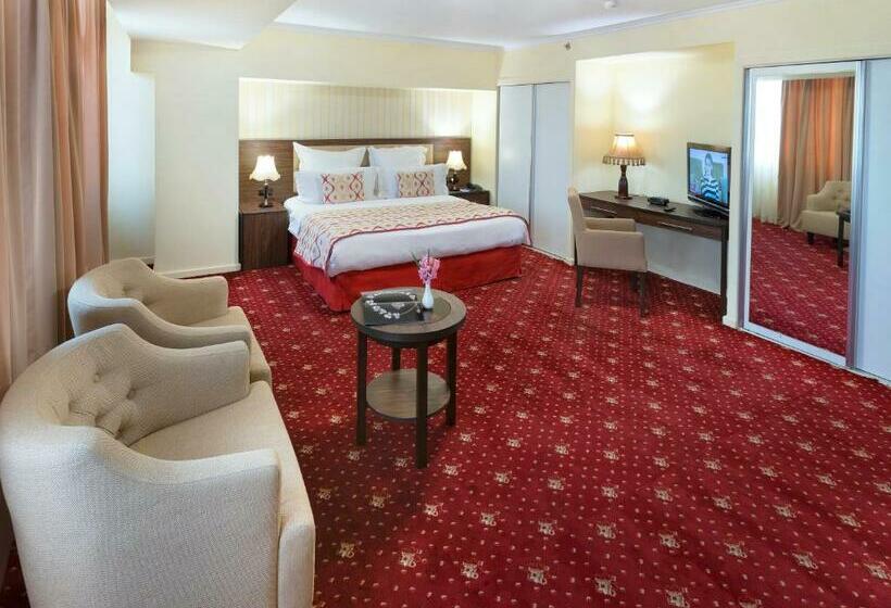 패밀리 스위트, Ani Plaza