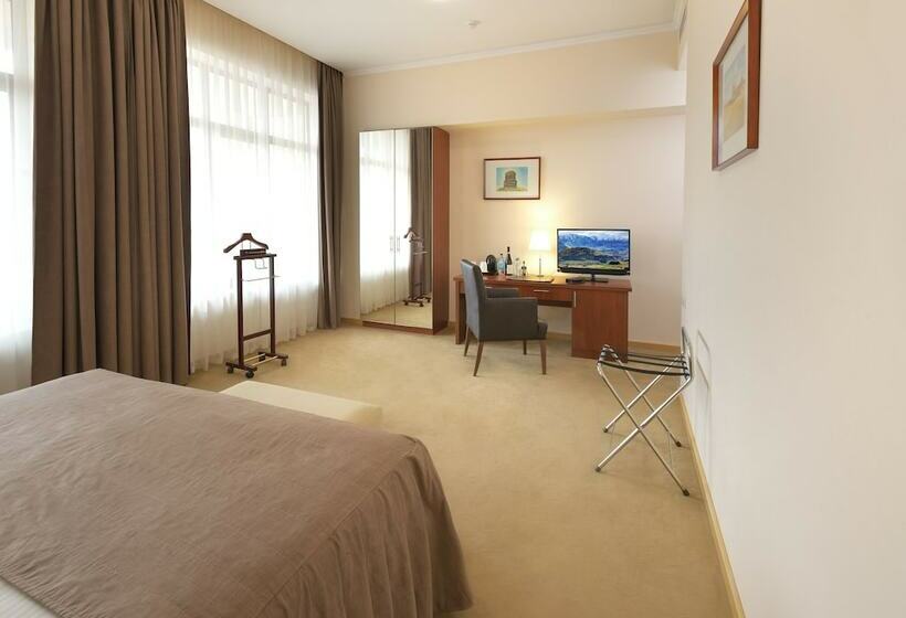 이그제큐티브 스위트, Ani Plaza