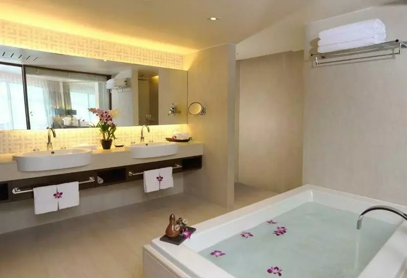 キングサイズベッドのデラックススイート, Le Meridien Phuket Beach Resort
