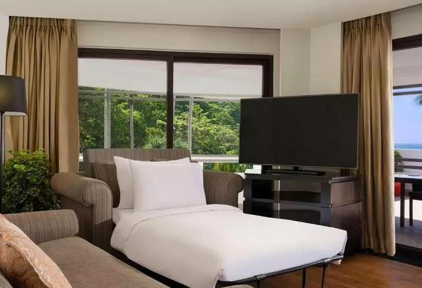 キングサイズベッドのデラックススイート, Le Meridien Phuket Beach Resort