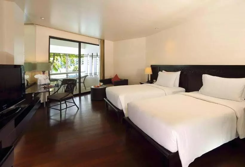 プールの見えるデラックスルーム, Le Meridien Phuket Beach Resort