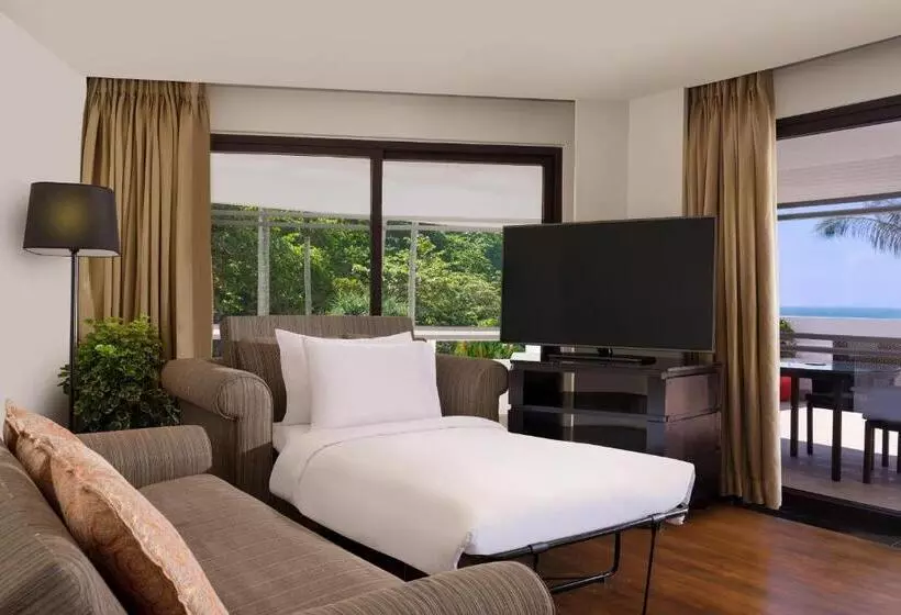 キングサイズベッドのデラックススイート, Le Meridien Phuket Beach Resort