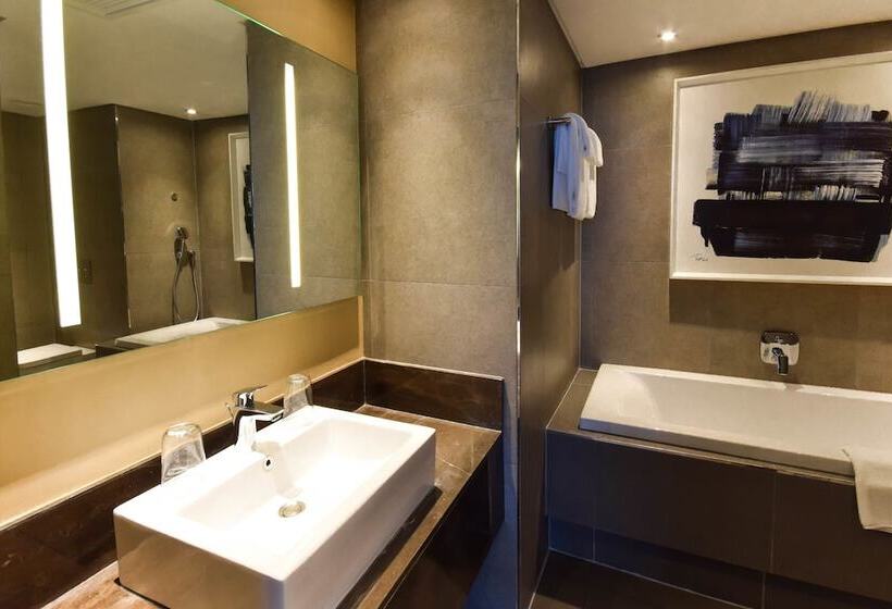 سوییت جونیور, 2 Fevrier, Lome