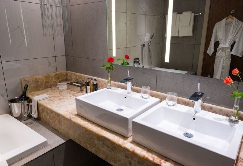 سوئیت پرزیدنت, 2 Fevrier, Lome