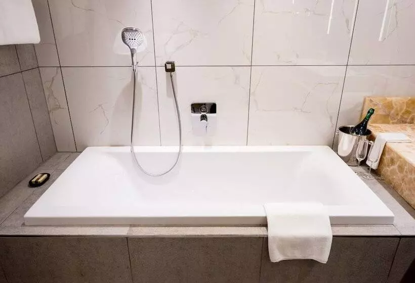سوئیت پرزیدنت, 2 Fevrier, Lome
