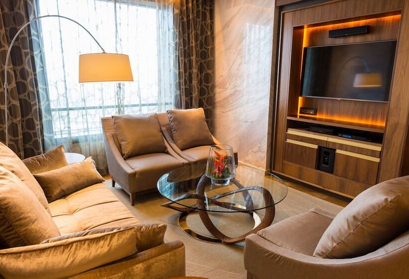 سوئیت پرزیدنت, 2 Fevrier, Lome