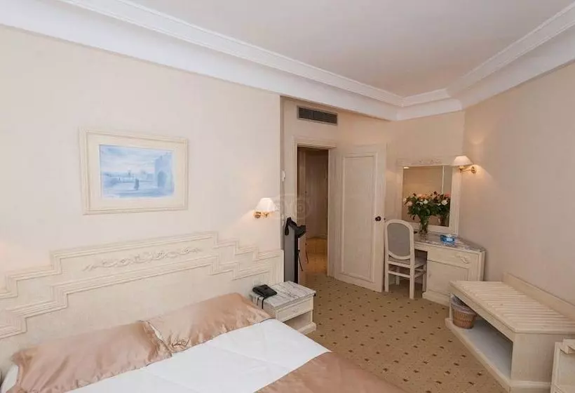 اتاق استاندارد یک نفره با چشم‌انداز دریا, L Orient Palace Resort And Spa