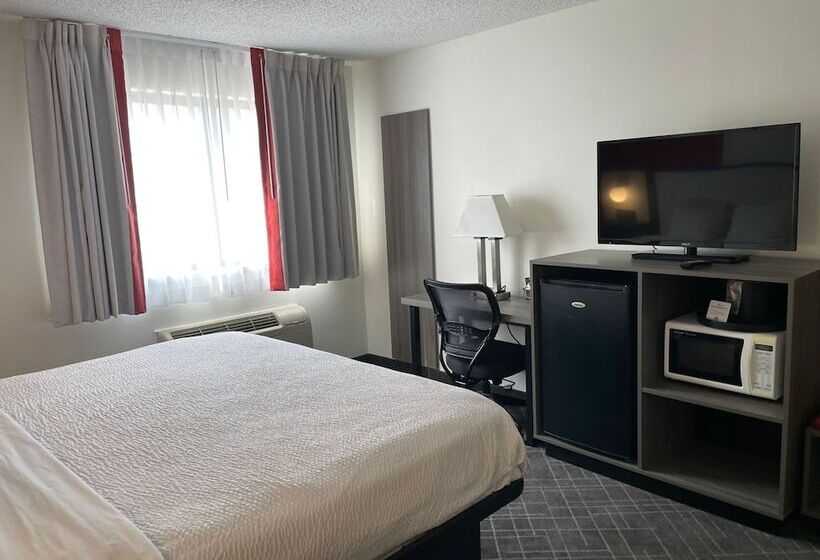 מיטת קינג בסוויטה, Ramada By Wyndham Waupaca