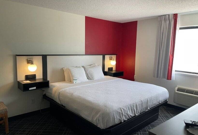 מיטת קינג בסוויטה, Ramada By Wyndham Waupaca