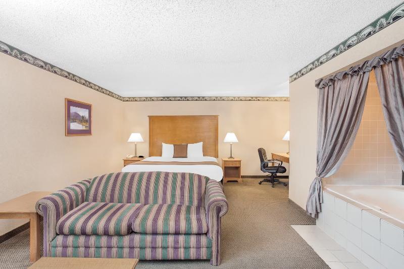 מיטת קינג בסוויטה, Ramada By Wyndham Waupaca