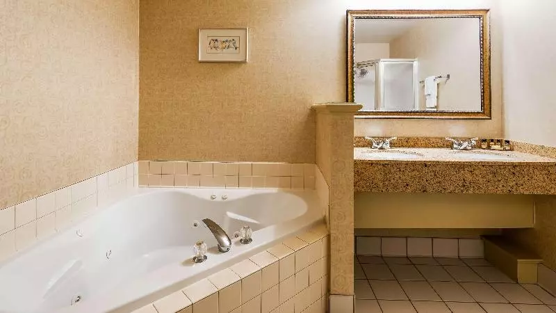 キングサイズベッドのスイートルーム, Best Western Plus Revere Inn & Suites