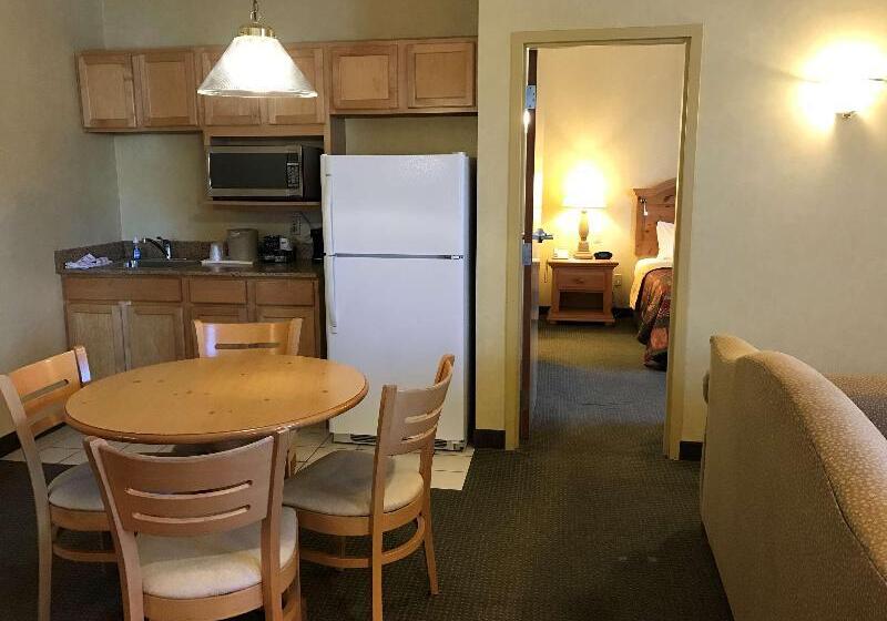 キングサイズベッドのスイートルーム, Best Western Plus Revere Inn & Suites