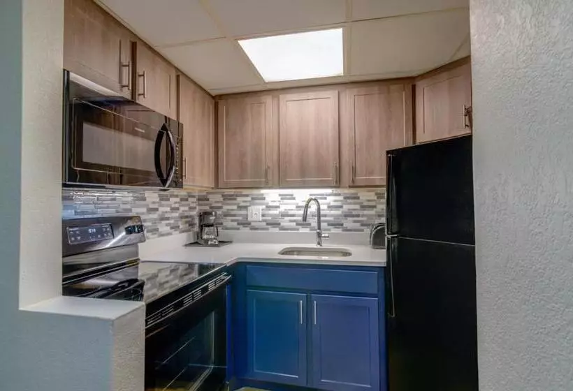 سوئیت با چشم‌انداز, Captain's Quarters Resort