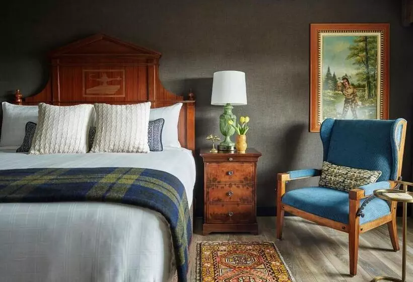 Deluxe Suite King Bed, Graduate By Hilton Ann Arbor