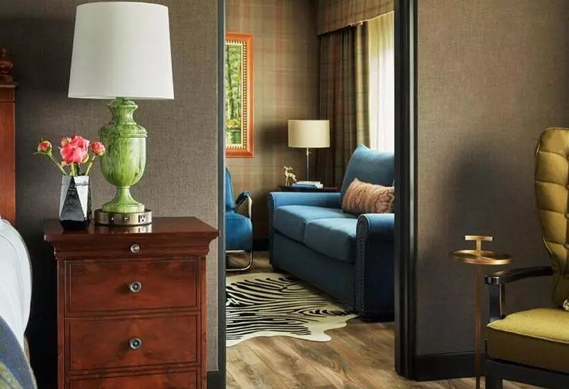 Deluxe Suite King Bed, Graduate By Hilton Ann Arbor