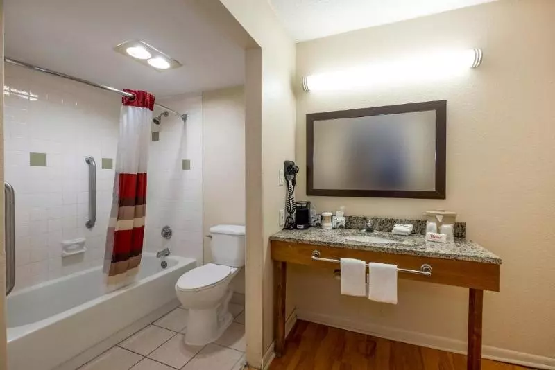 障害者適応デラックスルーム, Red Roof Inn Knoxville North  Merchants Drive