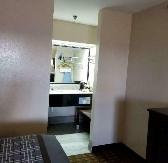 适合残疾人士使用的带超级大床的标准间, Surestay Hotel By Best Western Terrell