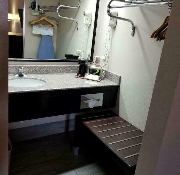 适合残疾人士使用的带超级大床的标准间, Surestay Hotel By Best Western Terrell