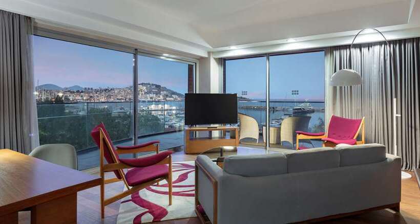 سوئیت با تخت بزرگ, The Drake