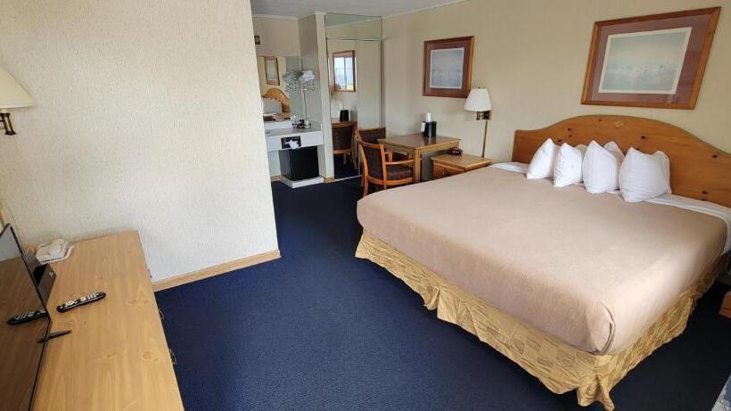 חדר סטנדרט עם מיטת קינג, Thunderbird Inn Of Mackinaw City