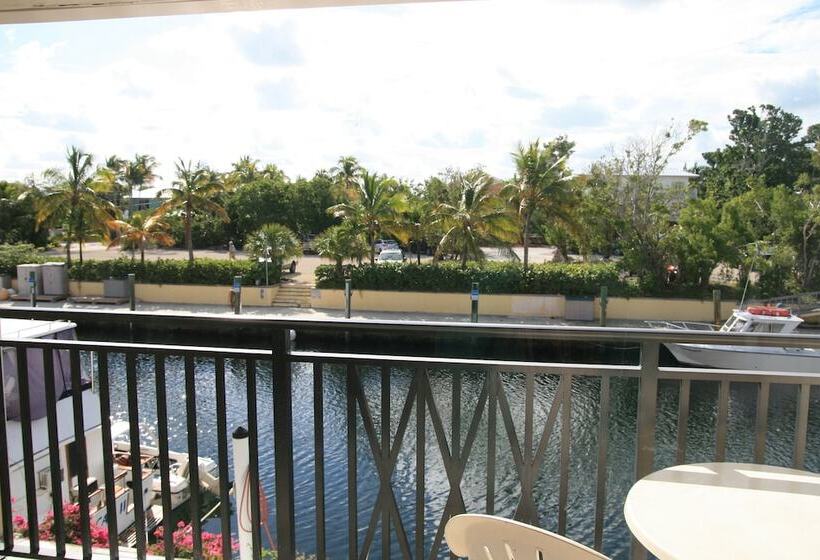 Люкс Повышенной Комфортности, Waterside Suites & Marina