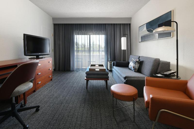 Büyük Çift Kişilik Yataklı Süit, Courtyard Dallas Las Colinas