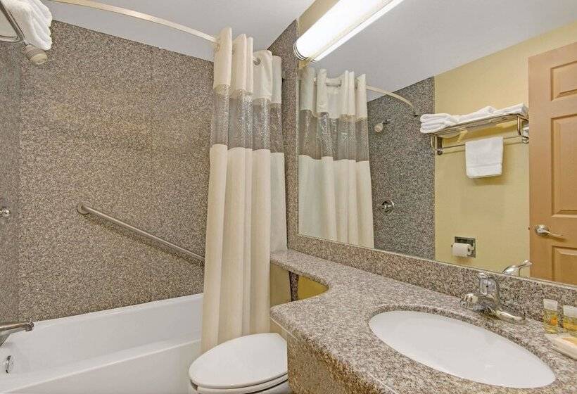 带2个双人床的标准工作室, Days Inn By Wyndham Washington