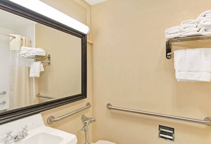 带2个双人床的标准工作室, Days Inn By Wyndham Washington