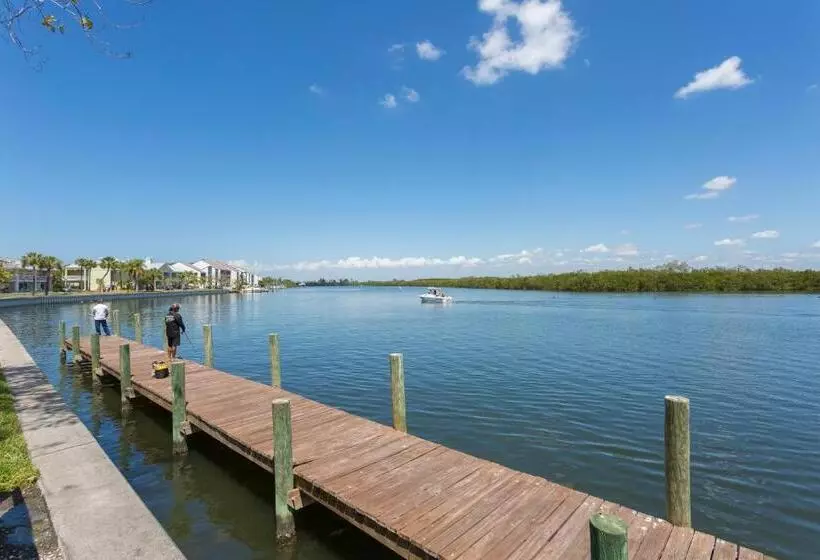 プールの見える１ベッドルームアパートメント, Tampa Bay, Beach Step Away, Wifi, Free Parking,pools, Jacuzzi